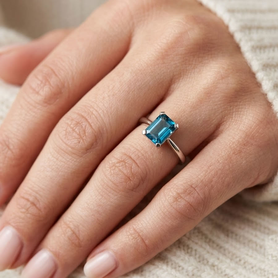 9ct White Gold London Blue Topaz Ring